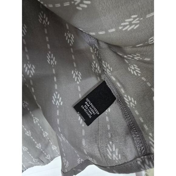 Torrid Harper Crepe Button-Up V-Neck Tribal Print 3/4 Sleeve Blouse 2 Grey - Picture 6 of 7